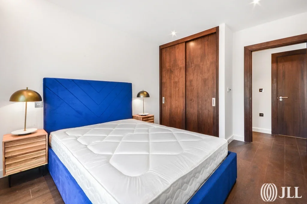 Flat Malthouse Road in Greater London