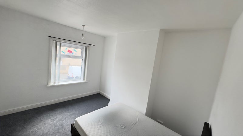 Room Parsonage Road in Bradford