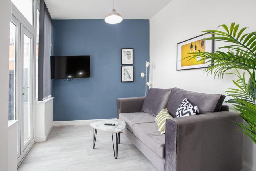 Room Monmouth Avenue in Bury