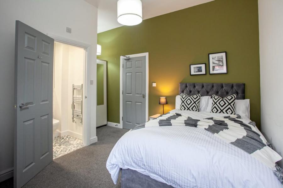 Room Monmouth Avenue in Bury
