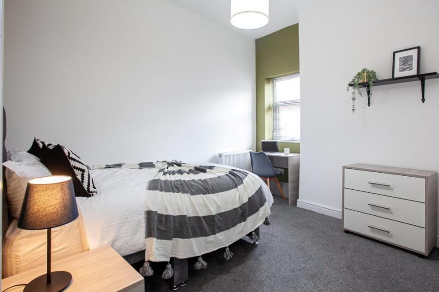 Room Monmouth Avenue in Bury