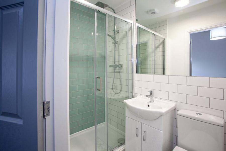 Room Monmouth Avenue in Bury