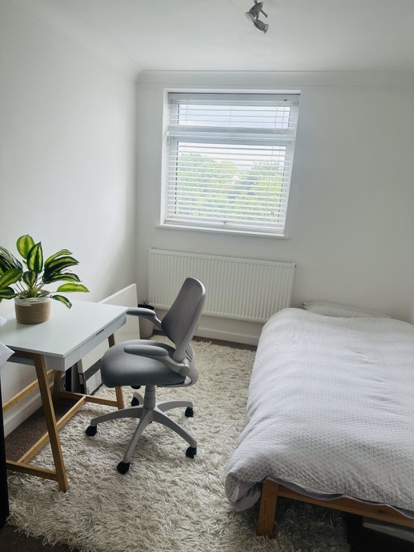 Room Hamilton Road in Greater London