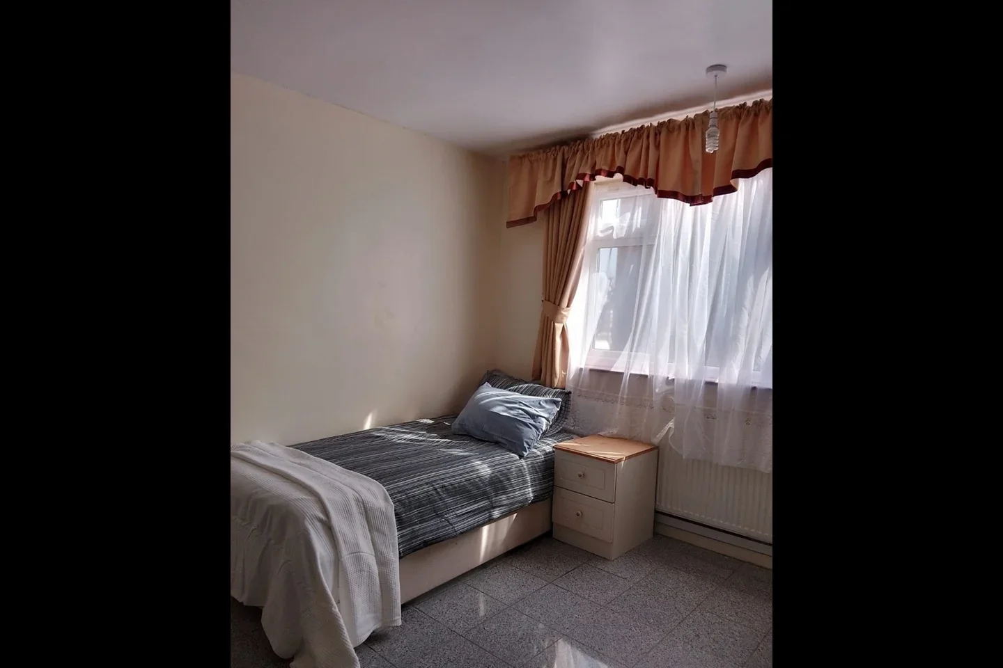 Flat Harrowdene Road in Greater London