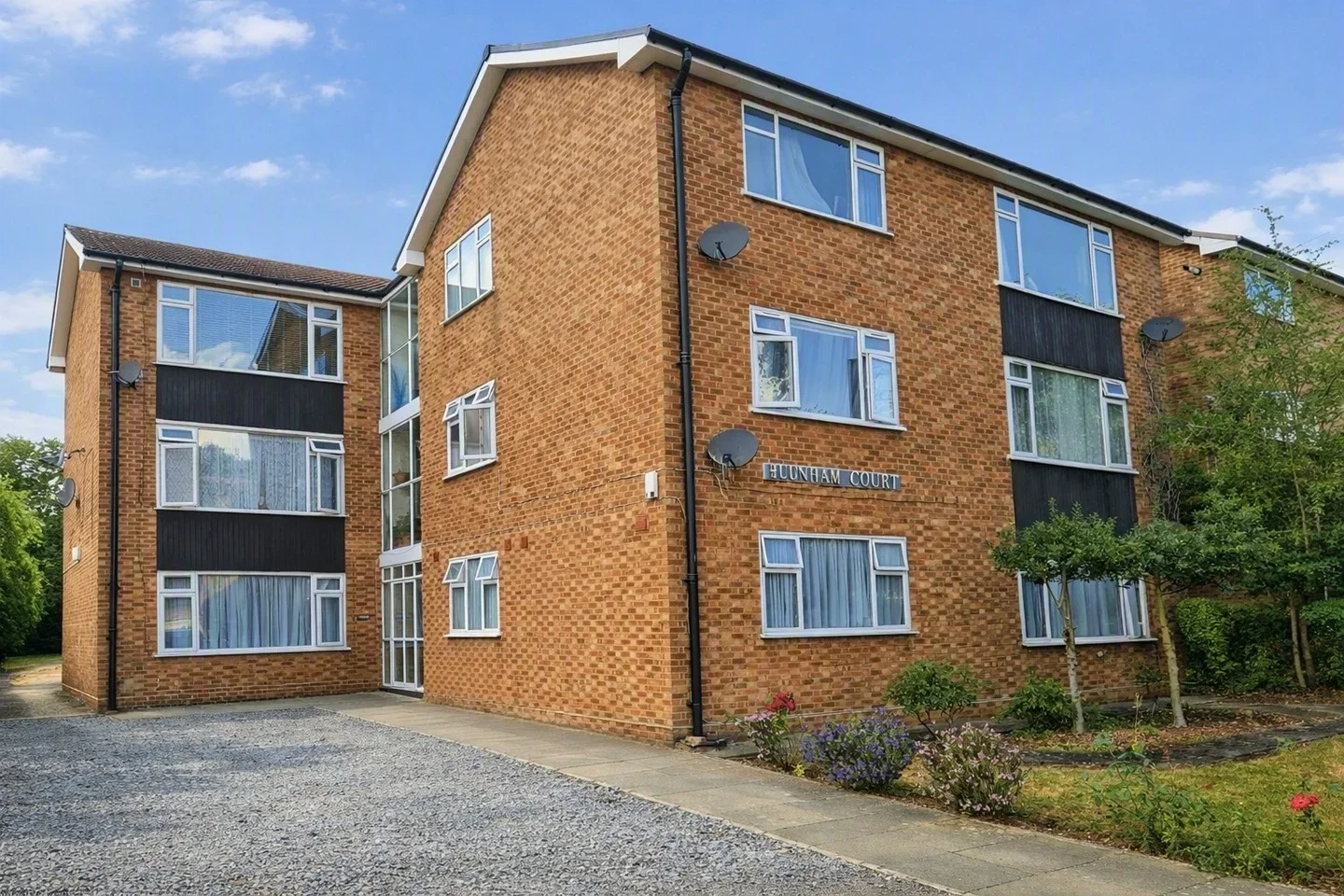 Flat Harrowdene Road in Greater London