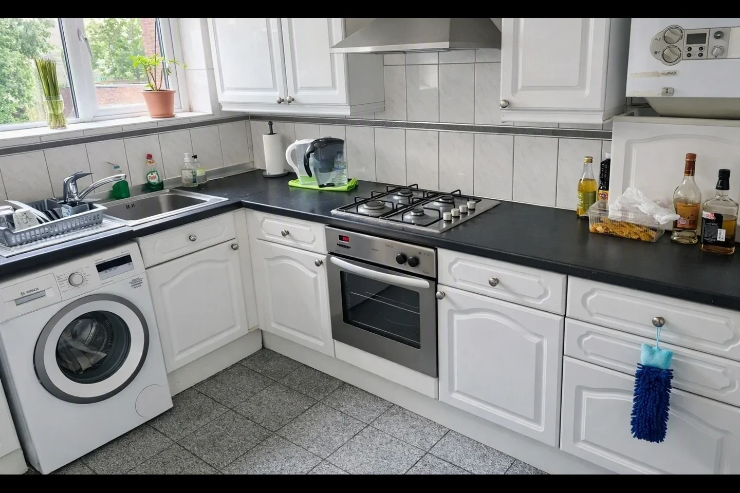 Flat Harrowdene Road in Greater London