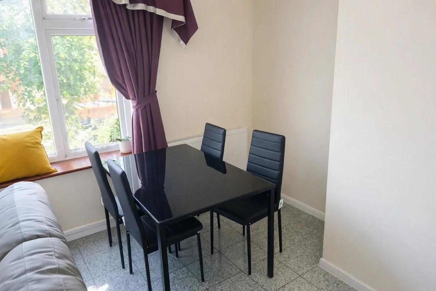 Flat Harrowdene Road in Greater London