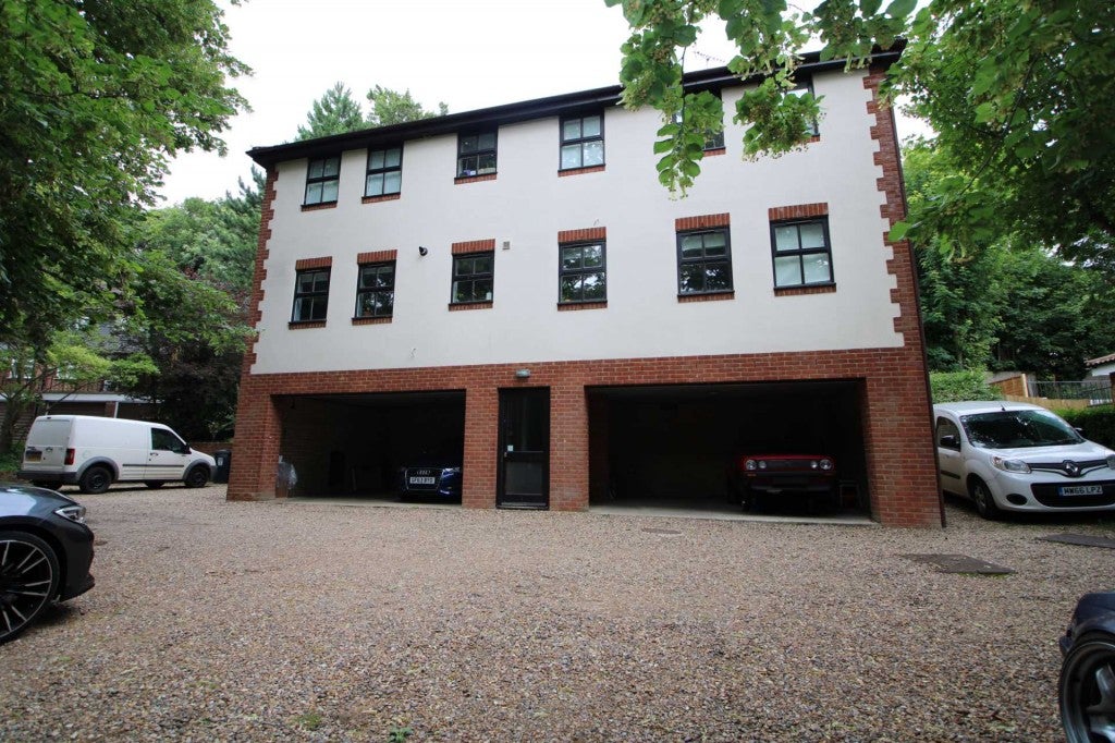 Flat Beechfield Road in Dacorum