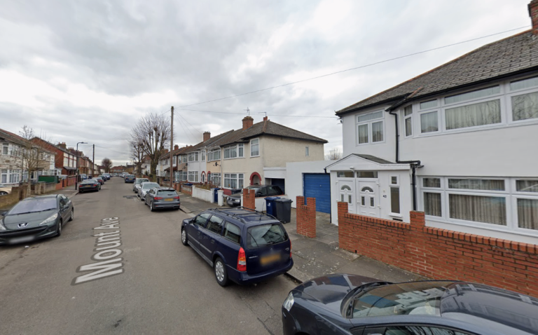 Flat Mount Avenue in Greater London