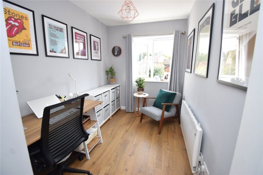 Flat Littlebrook Avenue in Slough