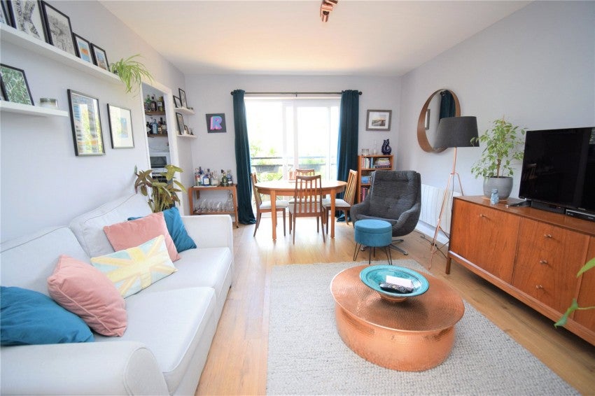 Flat Littlebrook Avenue in Slough