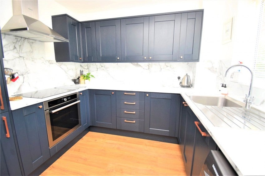 Flat Littlebrook Avenue in Slough