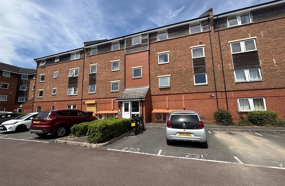 Room Yersin Court in Swindon