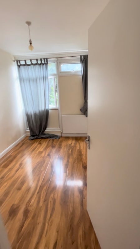 Flat Unwin Close in Greater London