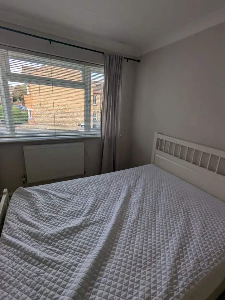 Room Stanton Road in Greater London