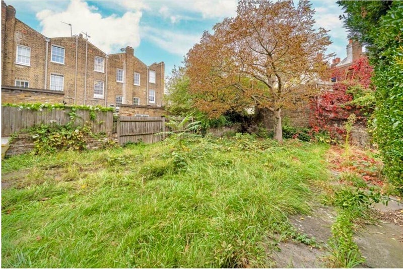 Room Castle Road in Greater London