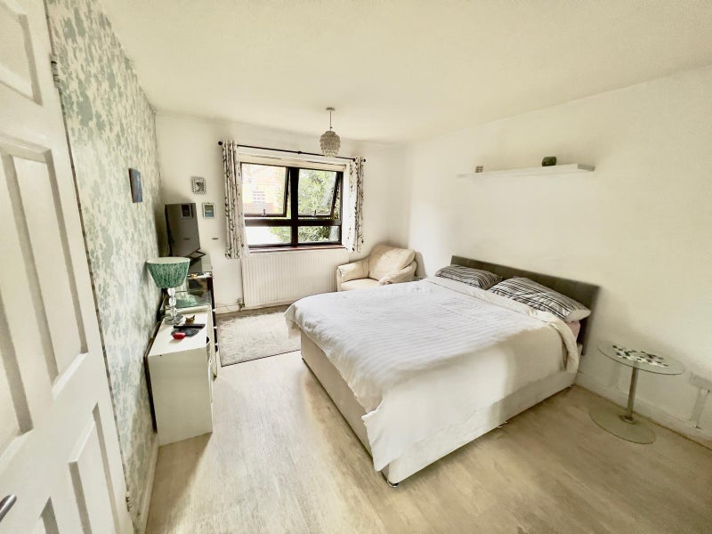 Room Castle Road in Greater London