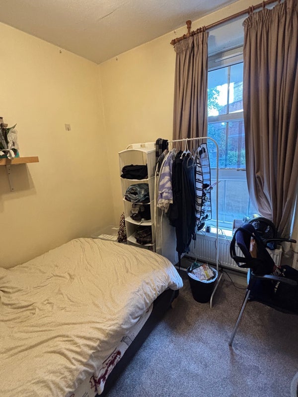 Room Queen's Crescent in Greater London
