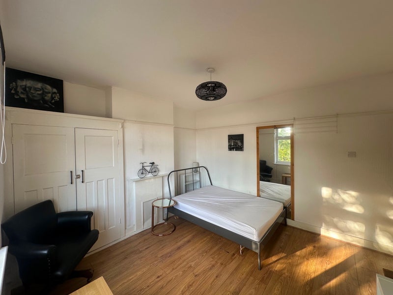 Room Flempton Road in Greater London