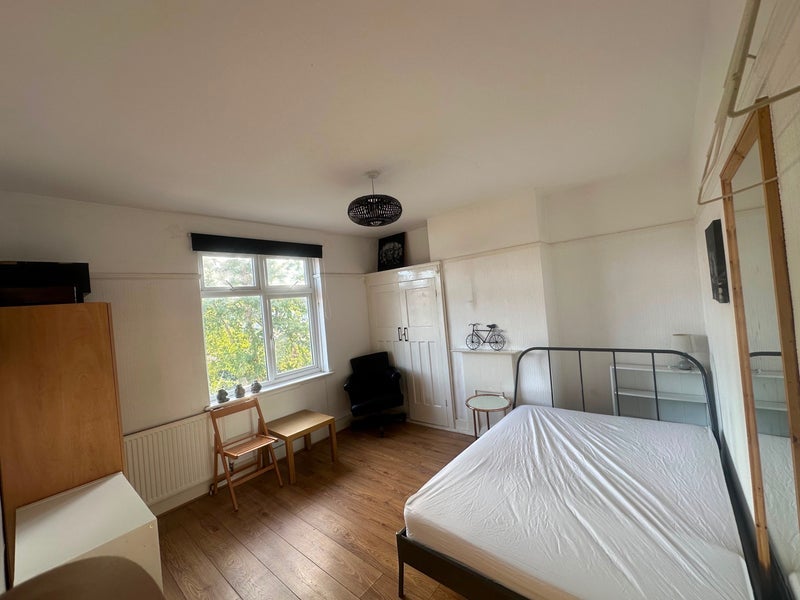 Room Flempton Road in Greater London