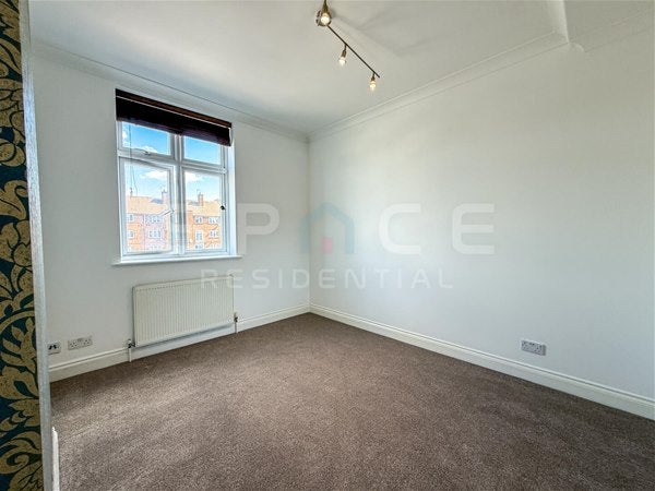 Flat Apex Parade in Greater London