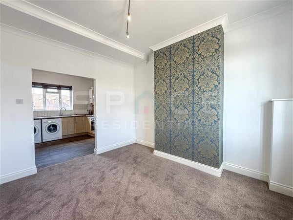 Flat Apex Parade in Greater London