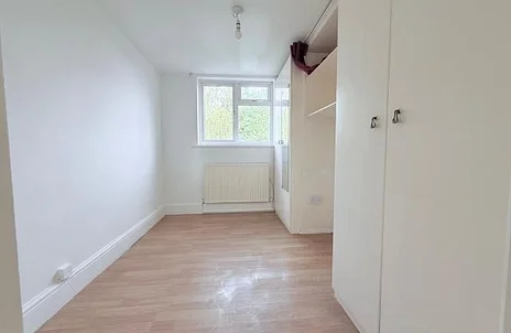 Room Elgar Avenue in London