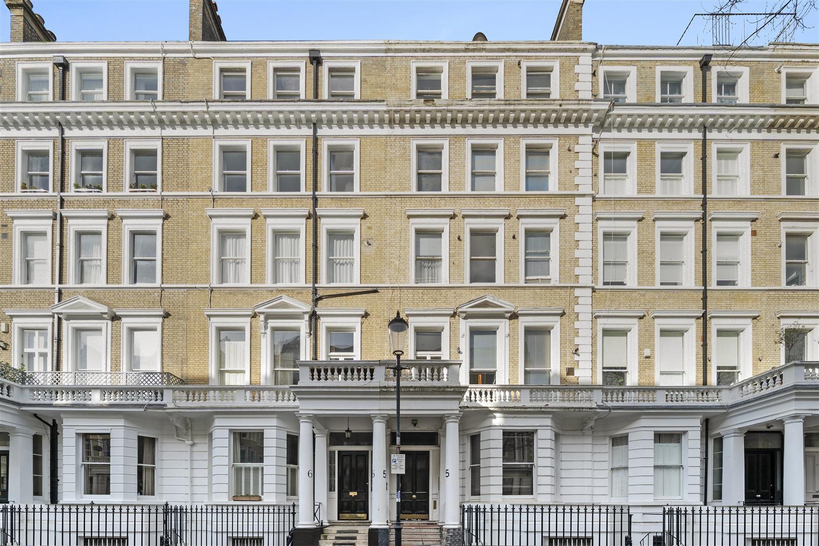 Flat Southwell Gardens in Greater London