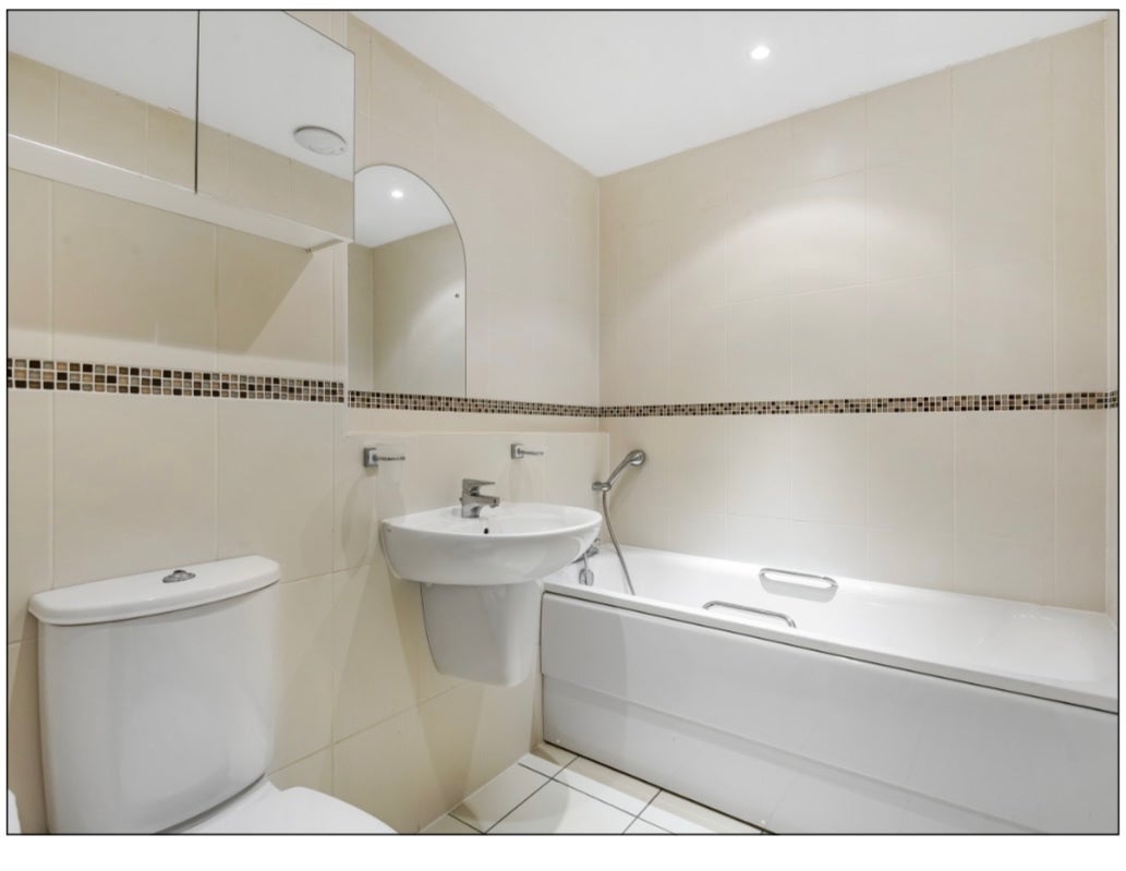 Flat Grovelands Road in Greater London