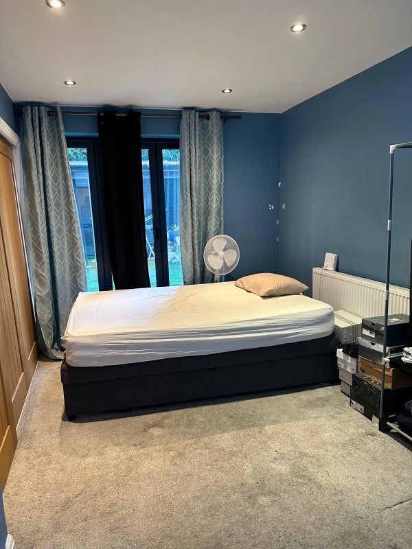 Room Rosemont Avenue in Greater London