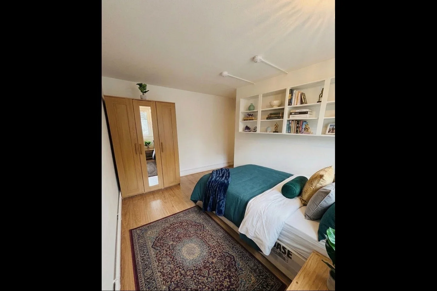 Room Lough Road in Greater London