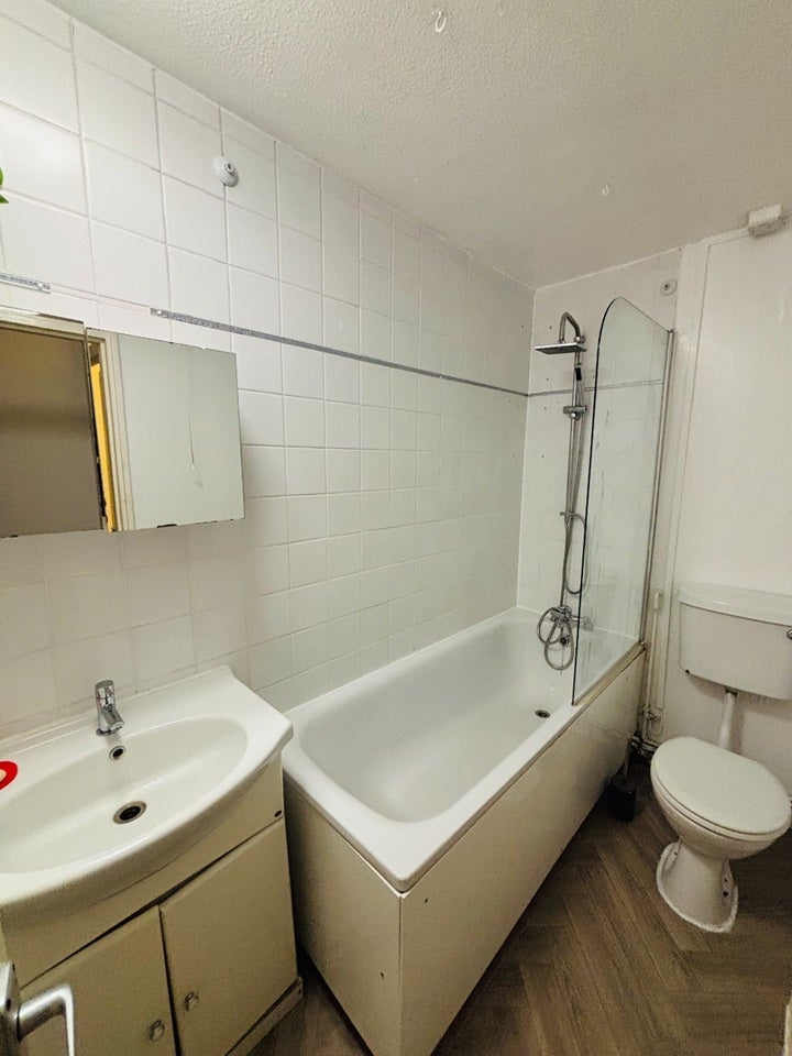 Room Lough Road in Greater London