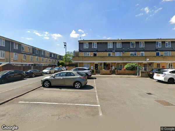 Flat Southern Avenue in Greater London