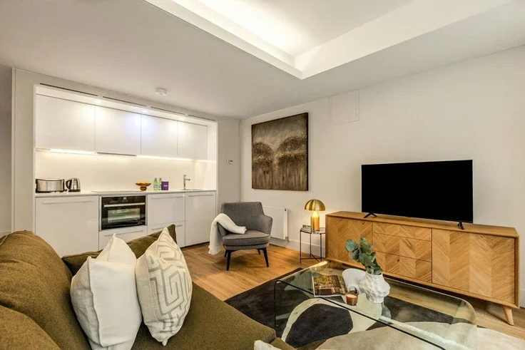 Flat Lower Thames Street in City of London