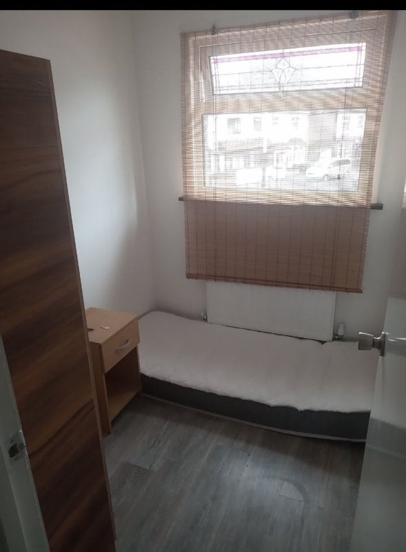 Room Burges Road in Greater London
