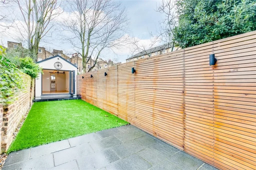 Flat Elizabeth Avenue in Greater London
