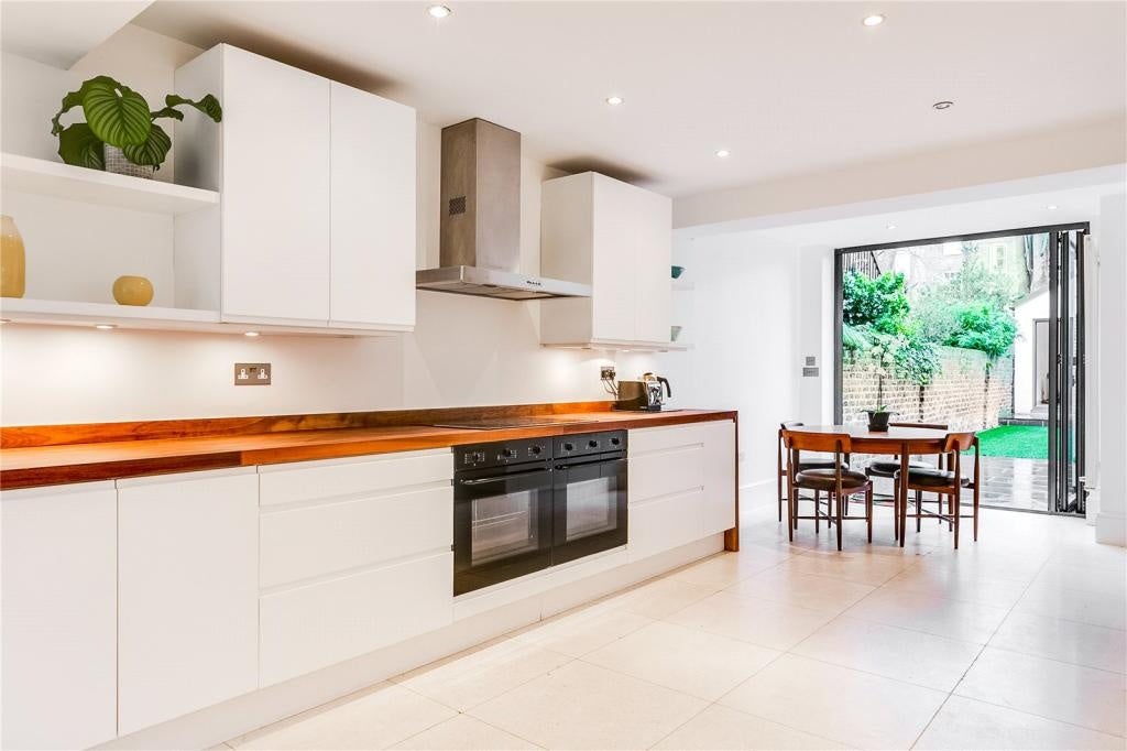 Flat Elizabeth Avenue in Greater London