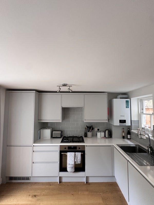 Flat Hugon Road in Greater London
