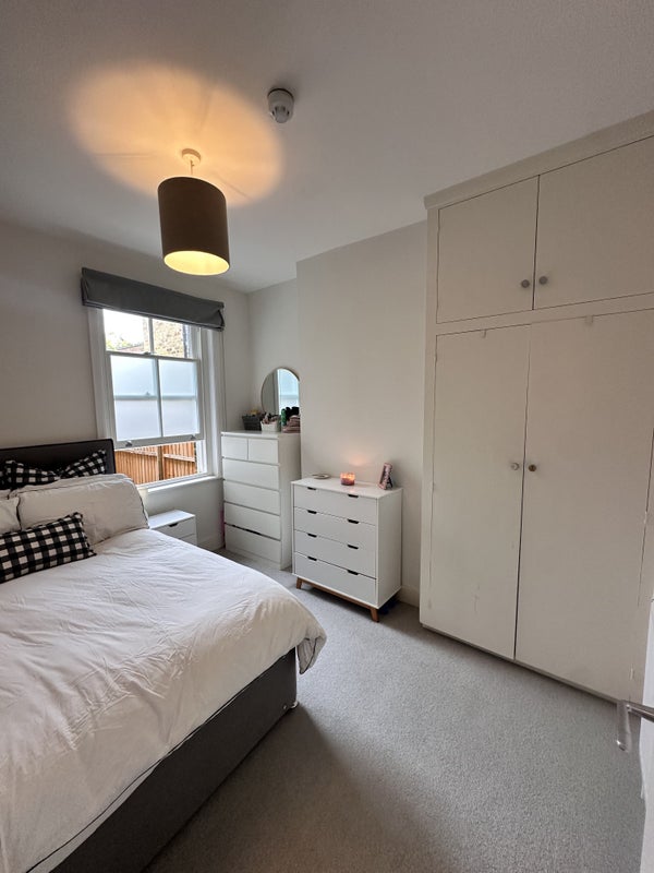 Flat Hugon Road in Greater London