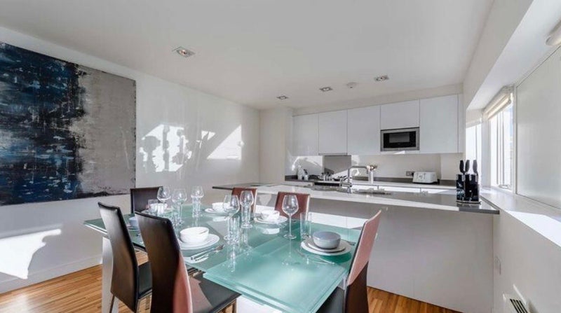 Room Fulham Road in Greater London