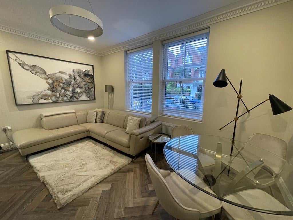 Flat Fawley Road in Greater London