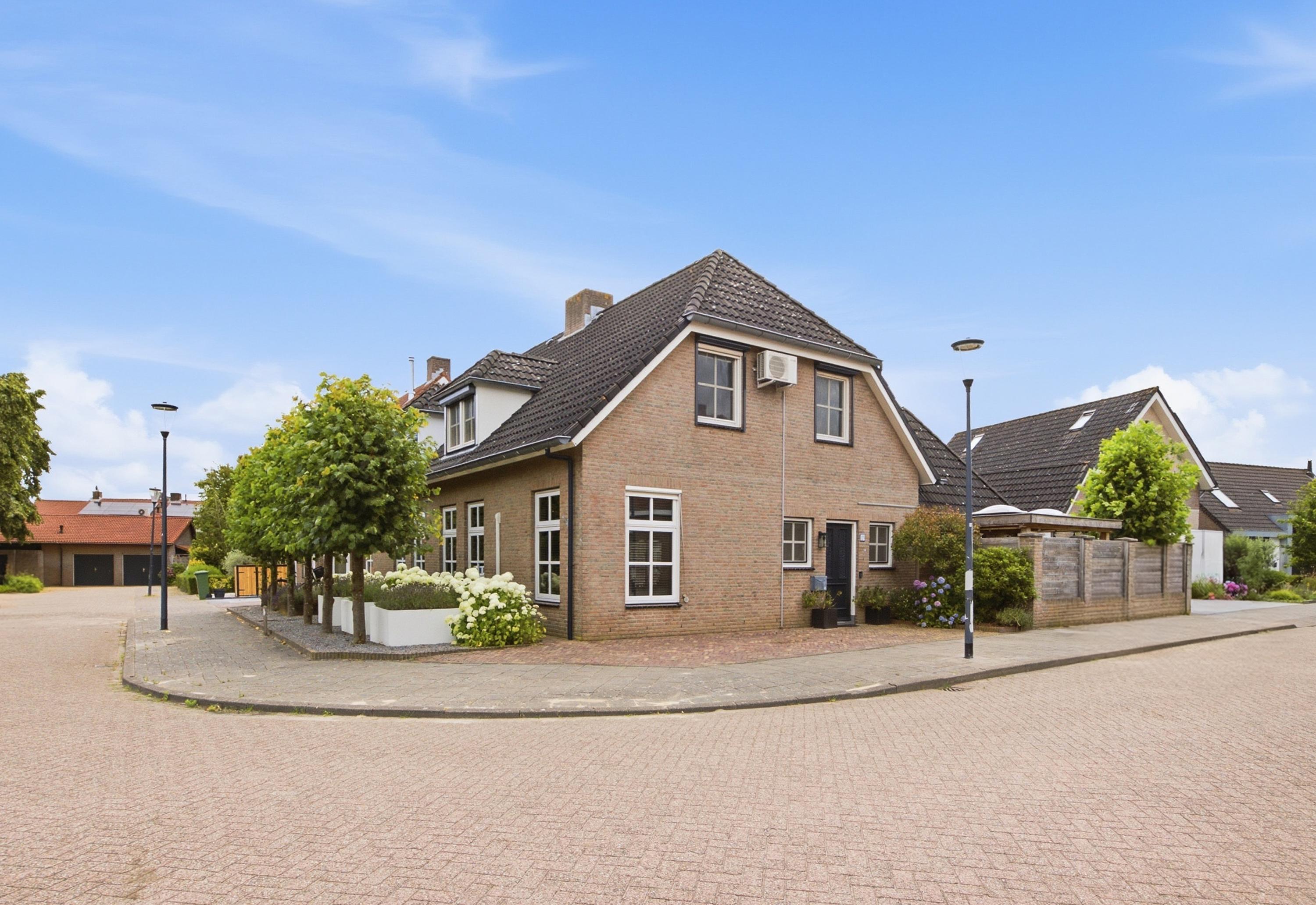 Huis Middenakker 37 in Den Hout