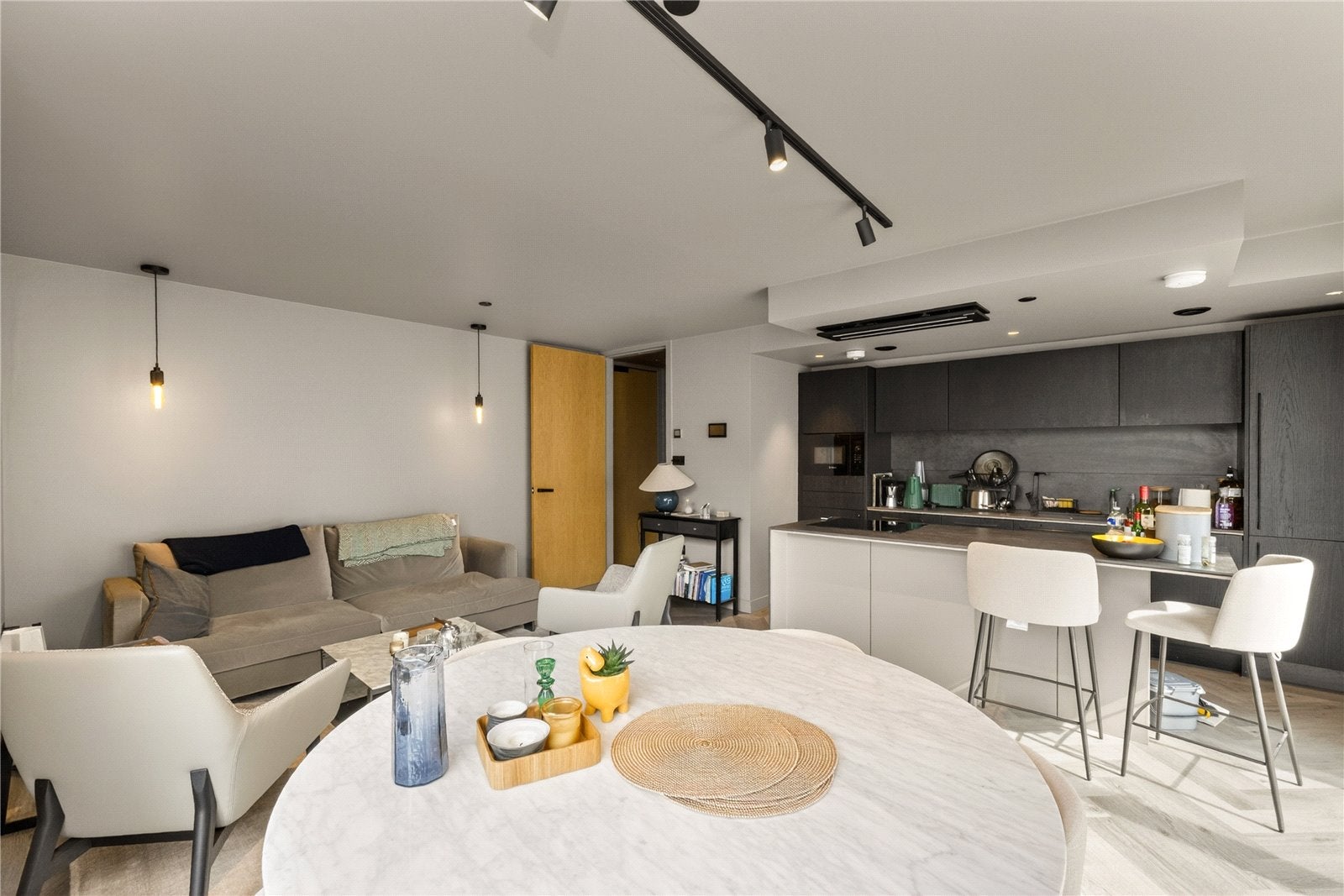 Flat Cremer Street in Greater London
