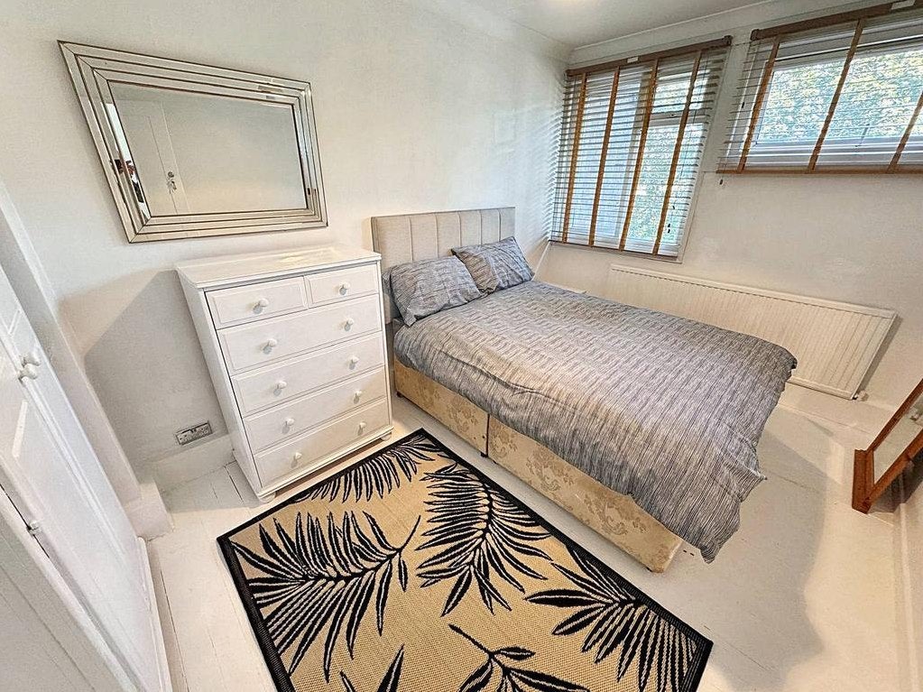 Room Ramsey Street in Greater London