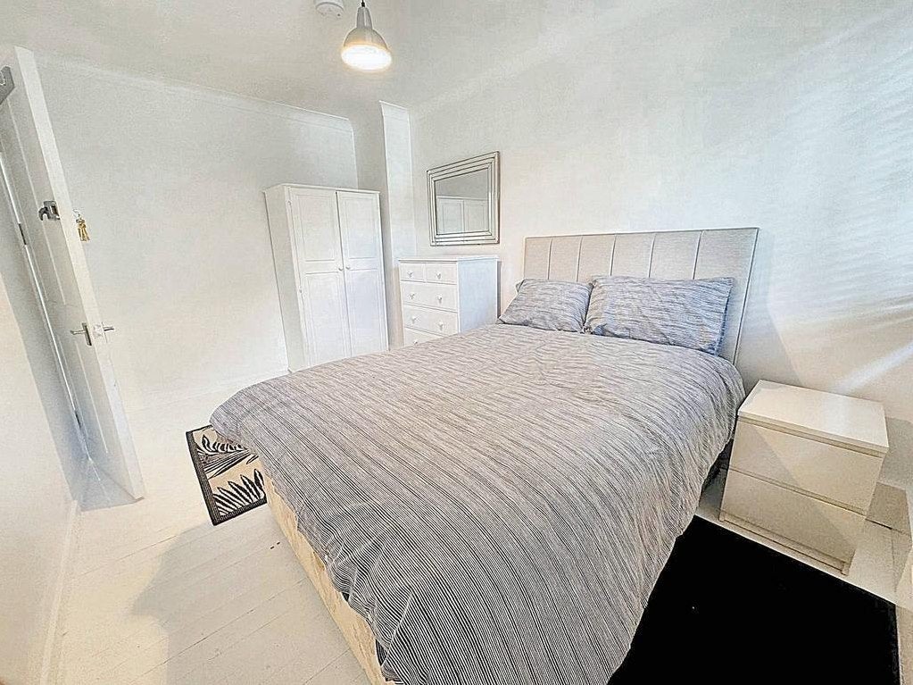 Room Ramsey Street in Greater London