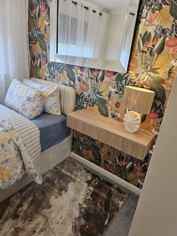 Room Louden Hill Way in Glasgow