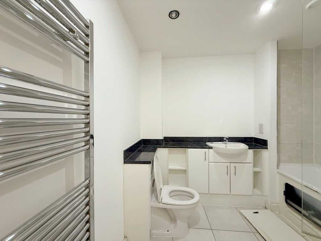 Flat Cornmill Lane in Greater London