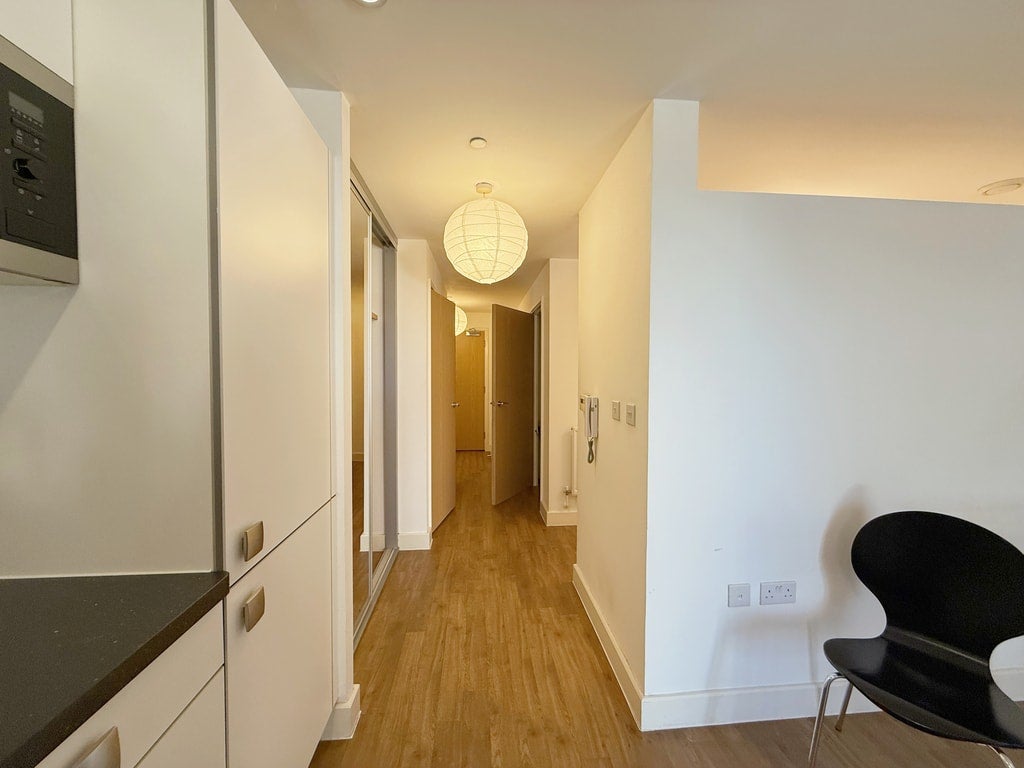 Flat Cornmill Lane in Greater London