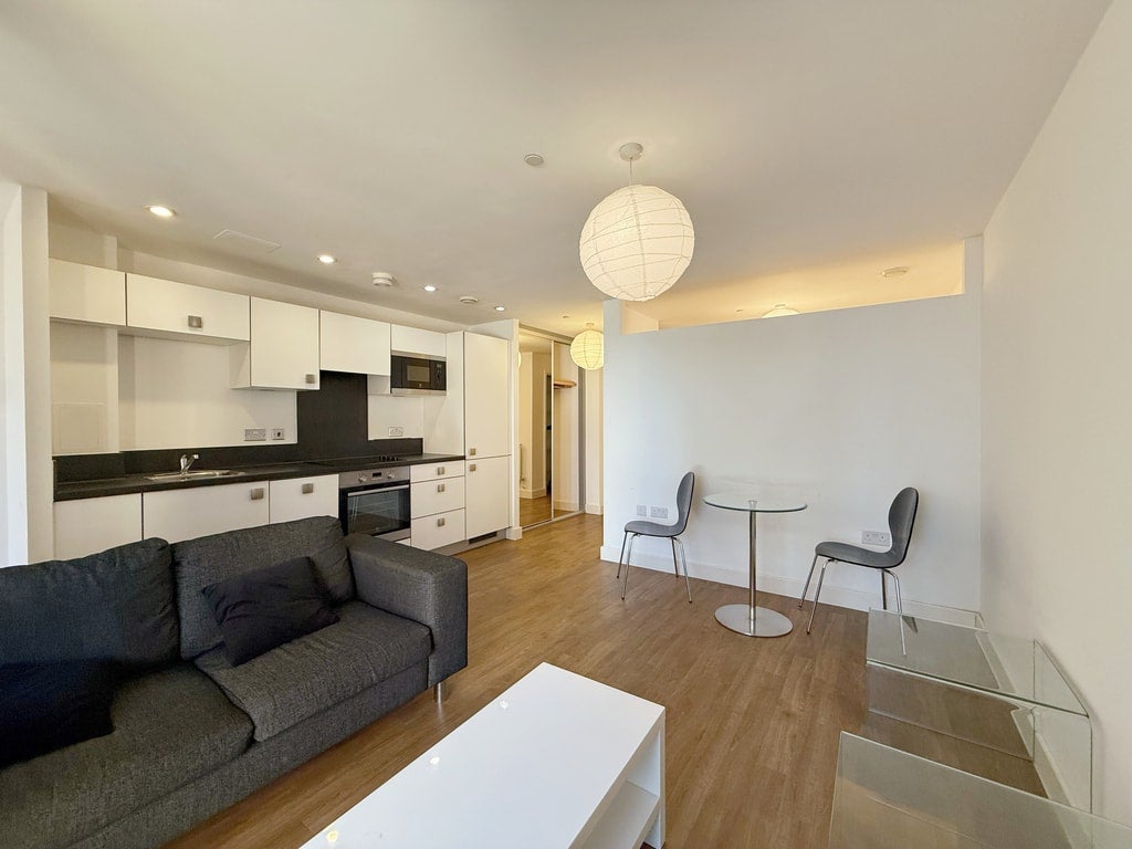 Flat Cornmill Lane in Greater London