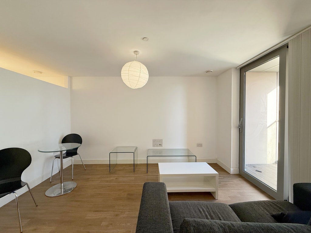 Flat Cornmill Lane in Greater London